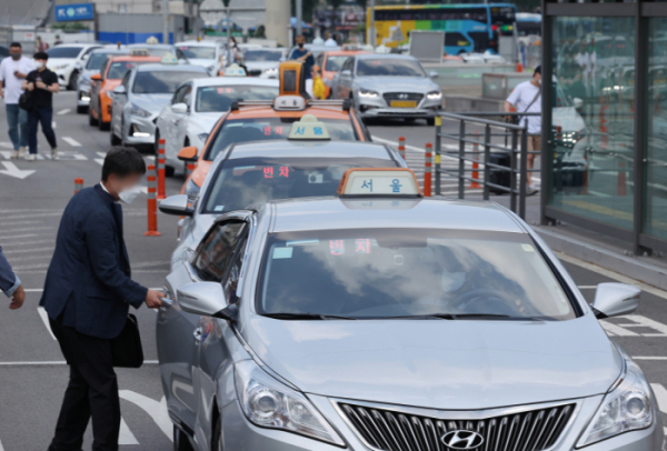 ▲서울역에서 한 시민이 택시를 타고 있다. (연합뉴스)