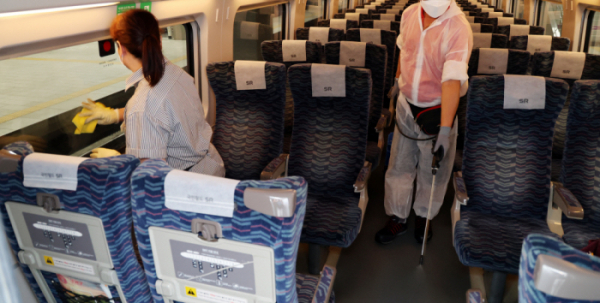 ▲1일 SRT 수서역에서 관계자가 도착 열차를 소독하고 있다. (연합뉴스)