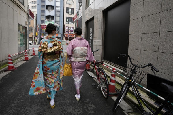 ▲일본 도쿄에서 6월 22일 기모노를 입은 모녀가 거리를 걷고 있다. 도쿄/AP뉴시스
