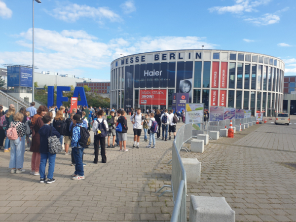 ▲IFA 2022가 2년 만에 독일에서 개막했다. 관람객들이 메세 베를린 전시관 입구에서 입장을 기다리고 있다.  (장효진 기자 js62@)
