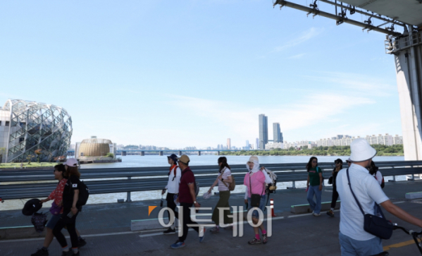 ▲'2022 차 없는 잠수교 뚜벅뚜벅 축제'가 열린 28일 서울 서초구 잠수교에서 시민들이 쾌청한 가을 날씨 속에 산책을 즐기고 있다. 조현욱 기자 gusdnr8863@