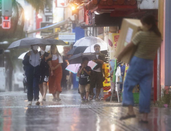 ▲제11호 태풍 힌남노가 일본 오키나와현으로 접근하는 가운데 1일 오후 나라시 시내에 시민들이 우산을 쓰고 걷고 있다. (교도/연합뉴스)