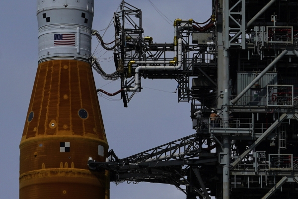 ▲미국 플로리다주 케네디우주센터 발사대에 2일(현지시간) 아르테미스 1호 미션을 수행하기 위한 SLS 로켓이 세워져 있다. 케이프커내버럴/AP뉴시스
