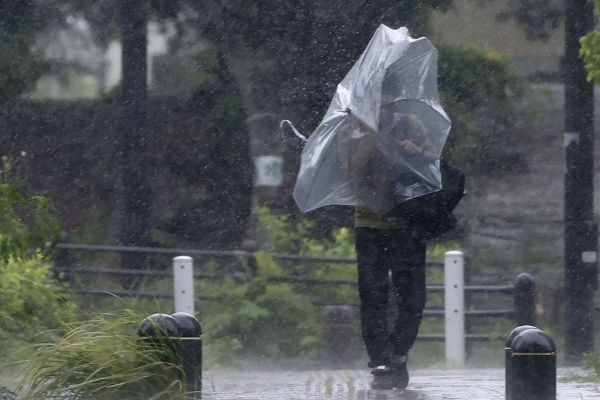 ▲일본 오키나와에서 3일 시민이 우산으로 비바람을 막고 있다. 오키나와/AP뉴시스
