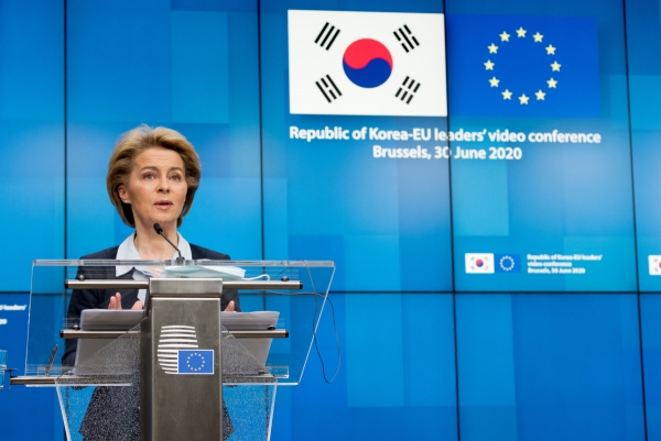 ▲우르줄라 폰데어라이엔 유럽연합(EU) 집행위원장이 2020년 7월 1일 한국-EU 정상회의 후 기자회견을 하고 있다. 브뤼셀/신화뉴시스
