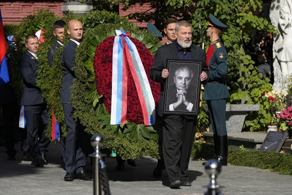 ▲노벨 평화상 수상자 드미트리 무라토프가 3일(현지시간) 미하일 고르바초프 전 대통령의 영정사진을 들고 노보데비치 묘지로 가는 운구행렬을 이끌고 있다. 모스크바/AP뉴시스
