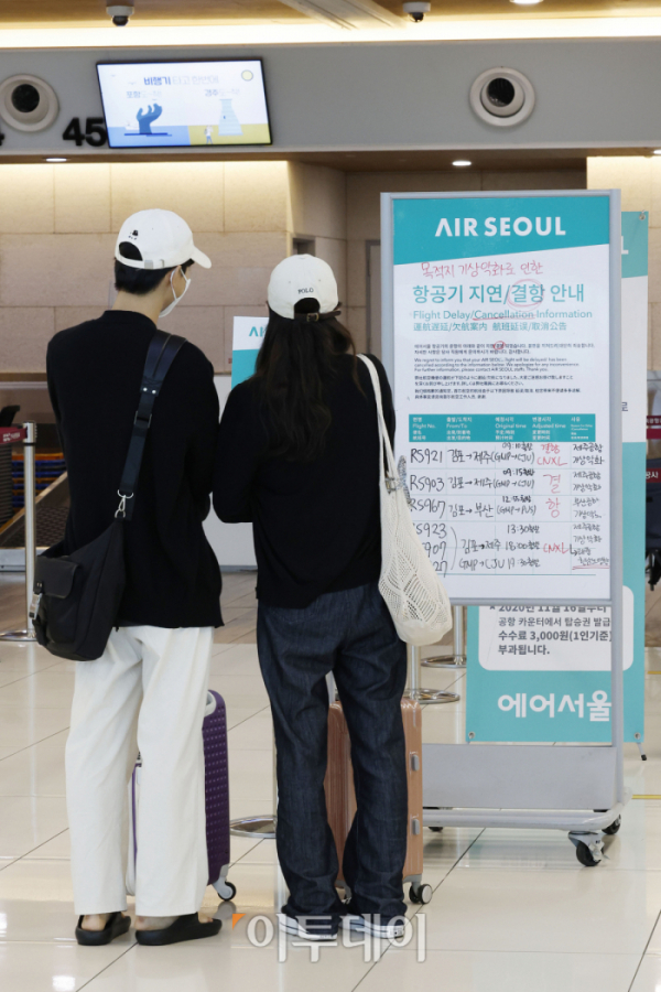 ▲5일 김포공항에 태풍 힌남노의 영향으로 항공기 운항이 취소됐다는 안내문이 붙어 있다.  (이투데이DB)