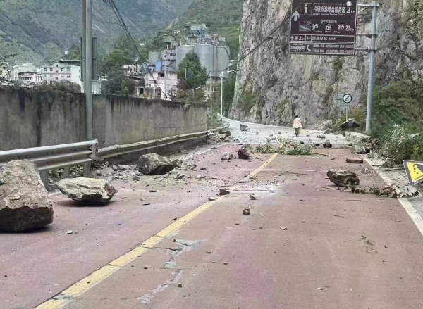 ▲중국 쓰촨성 루딩현에서 5일 규모 6.8 지진이 발생해 도로에 돌이 굴러 떨어져 있다. 루딩/신화연합뉴스
