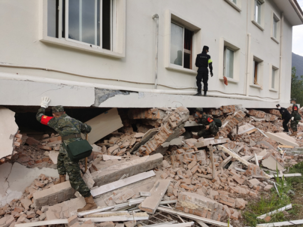 ▲5일(현지시간) 중국 남부 쓰촨성 규모 6.8 지진이 발생하면서 루딩현의 한 건물이 크게 파손된 가운데 구조대원이 생존자를 수색하고 있다. 루딩/신화뉴시스