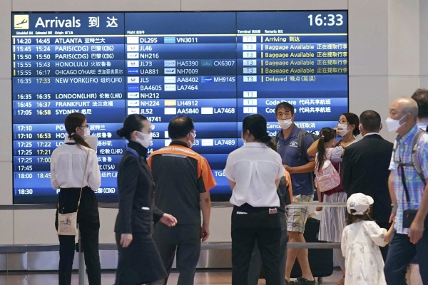 ▲일본 하네다 공항에서 지난달 23일 마스크를 쓴 여행객들이 모여 있다. 도쿄/AP뉴시스
