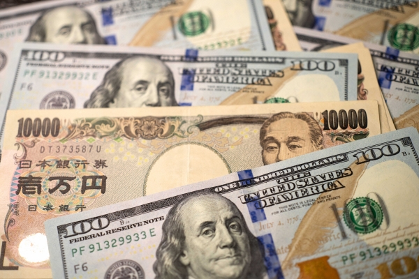 ▲미국 달러화와 일본 엔화 지폐가 같이 놓여져 있다. 신화뉴시스 
