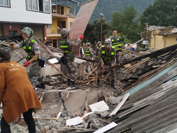 ▲중국 쓰촨성 루딩현에서 6일(현지시간) 구조대원들이 전날 지진으로 붕괴된 주택 잔해를 치우고 있다. 루딩/신화연합뉴스
