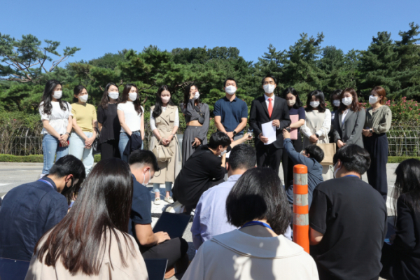 ▲8일 오전 서울 서초구 서울중앙지방법원에서 열린 중국동방항공 해고무효확인 소송 1심에서 승소한 승무원들이 선고가 끝나고 기자회견을 열고 있다.     중국동방항공은 2020년 3월 한국인 기간제 승무원 14기 전원(73명) 해고를 일방통보했다. 이에 승무원들은 해고통보의 무효 확인 및 해고 기간 임금 지급을 요구하는 소송을 제기했고 이날 1심에서 승소했다. (연합뉴스)