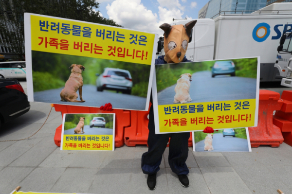 ▲이원복 한국동물보호연합 대표가 서울 중구 세종대로 사거리에서 반려동물 유기 규탄 퍼포먼스를 하고 있다.  (뉴시스)