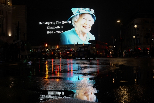 ▲영국 런던에서 8일(현지시간) 비 내리는 거리의 대형 스크린에 엘리자베스 2세 여왕의 서거를 전달하는 화면이 표시돼 있다. 런던/AP연합뉴스 
