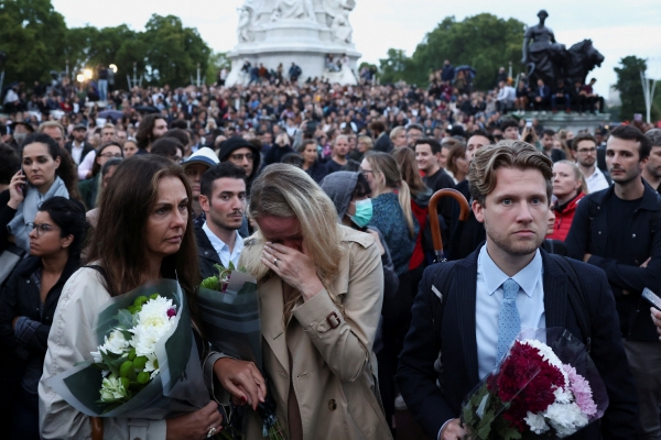 ▲영국 런던 버킹엄궁 앞에서 8일(현지시간) 여왕의 별세 소식을 들은 시민들이 모여 슬퍼하고 있다. 런던/로이터연합뉴스 
