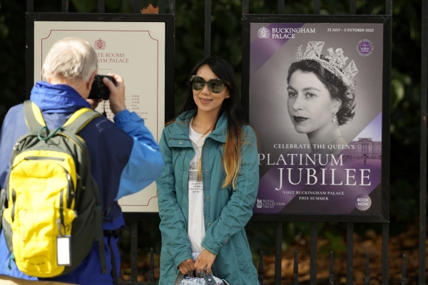 ▲영국 관광객이 8일(현지시간) 엘리자베스 2세 여왕 포스터 앞에서 기념사진을 찍고 있다. 런던/AP연합뉴스
