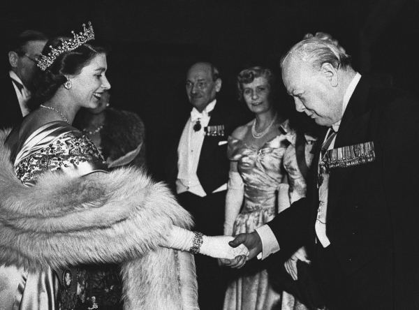 ▲엘리자베스 2세 영국 여왕이 1950년 3월 22일 윈스턴 처칠 당시 영국 수상과 인사하고 있다. 런던/AP뉴시스
