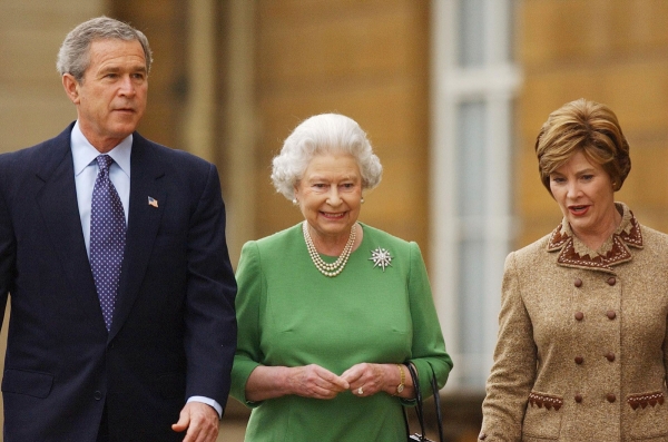 ▲조지 부시 당시 미국 대통령 내외가 2003년 11월 21일 엘리자베스 2세 영국 여왕과 걷고 있다. 런던/AP뉴시스

