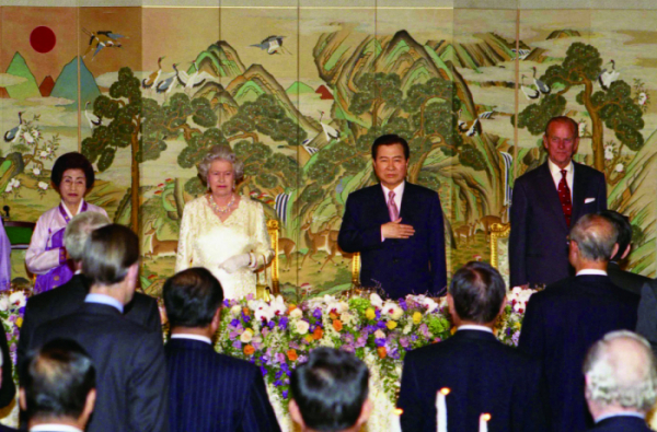 ▲방한한 엘리자베스 2세 영국 여왕 내외가 김대중 대통령과 만찬자리에 참석한 모습 (출처=정부기록사진집)