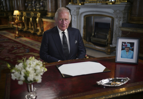▲영국 국왕 찰스 3세가 9일(현지시간) 런던 버킹엄 궁에서 첫 대국민TV 연설을 하고 있다. 런던/AP뉴시스
