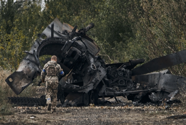 ▲우크라이나 하르키우주 발라클레야에서 11일(현지시간) 한 우크라이나 군인이 완파된 러시아군 탱크 앞에 서 있다. 발라클레야(우크라이나)/AP연합뉴스 
