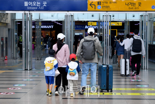 ▲추석 연휴 마지막 날인 12일 한 가족이 서울역에서 내려 이동하고 있다. (이투데이DB)