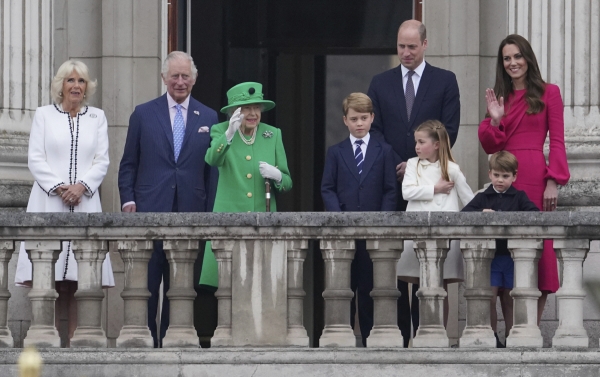 ▲엘리자베스 2세 영국 여왕이 6월 5일 즉위 70주년을 기념하는 플래티넘 주빌리 축제 기간에 왕실 가족들과 버킹엄궁 발코니에 나와 인사를 하고 있다. 런던/AP뉴시스
