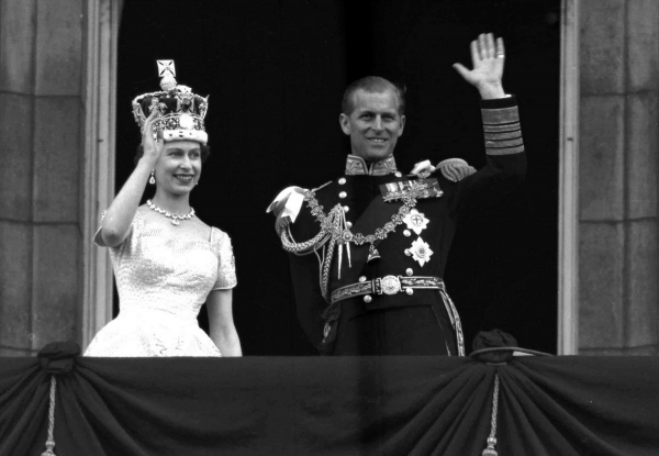 ▲1953년 6월 2일 엘리자베스 2세 여왕이 대관식 직후 남편 필립공과 함께 버킹엄궁 발코니에 나와 인사를 하고 있다. 런던/AP뉴시스
