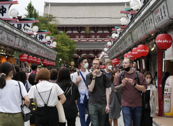 ▲이달 7일 일본을 찾은 외국인 관광객들이 도쿄 아사쿠사의 나카미세 거리를 걸어가고 있다. 일본 정부는 이날부터 2만 명 수준으로 설정된 하루 입국 허용 인원 상한을 5만 명으로 늘렸다. 이와 함께 모든 국가에서 오는 여행자에 대해 동행 안내원(가이드)이 없는 패키지투어 입국을 허용했다.(EPA연합뉴스)

