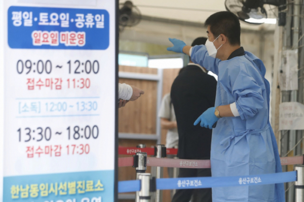 ▲ 13일 서울 용산구보건소 선별진료소에서 시민들이 코로나19 검사를 받고 있다. (뉴시스)