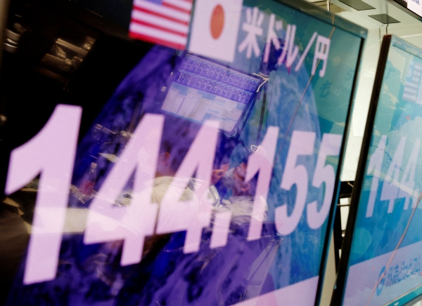 ▲일본 도쿄의 한 딜링룸에서 7일 달러·엔 환율이 144엔을 가리키고 있다. 도쿄/로이터연합뉴스
