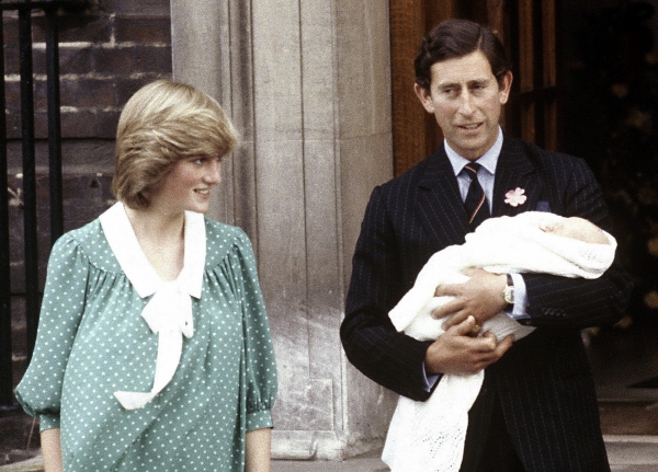 ▲1982년 6월 찰스 3세(당시 왕세자)와 다이애나 왕세자비가 갓 태어난 윌리엄 왕자를 안고 있는 모습. (런던/AP연합뉴스)
