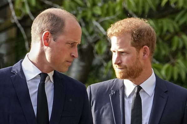 ▲10일(현지시각) 윌리엄 왕세자(왼쪽)와  해리 왕자(오른쪽)가 영국 윈저성 앞에 서있는 모습. (윈저/AP연합뉴스)
