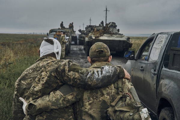 ▲12일(현지시각) 우크라이나군이 탈환에 성공한 하르키우 지역에서 한 군인이 부상당한 동료를 돕고있다. (AP/뉴시스)
