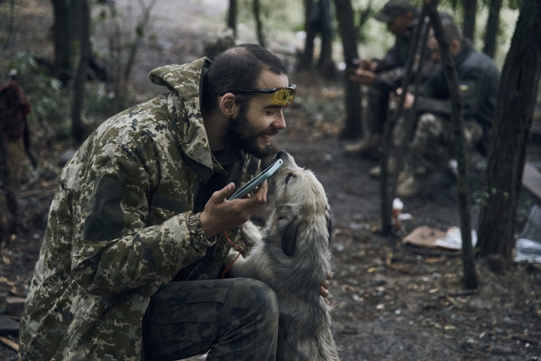 ▲12일(현지시각) 한 우크라이나 군인이 탈환에 성공한 하르키우 지역에서 휴식을 취하고 있다. (AP/뉴시스)
