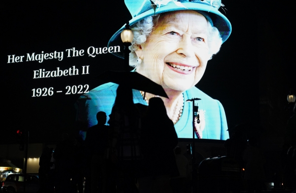 ▲(AP/뉴시스) 8일(현지시각) 영국 런던의 피커딜리 서커스 대형 스크린에 엘리자베스 2세 여왕의 사진이 투영되고 있다.
