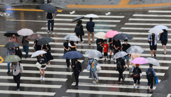 ▲11호 태풍 '힌남노'가 북상 중인 5일 서울 용산역 인근에서 시민들이 우산을 쓴 채 발걸음을 재촉하고 있다. (연합뉴스)