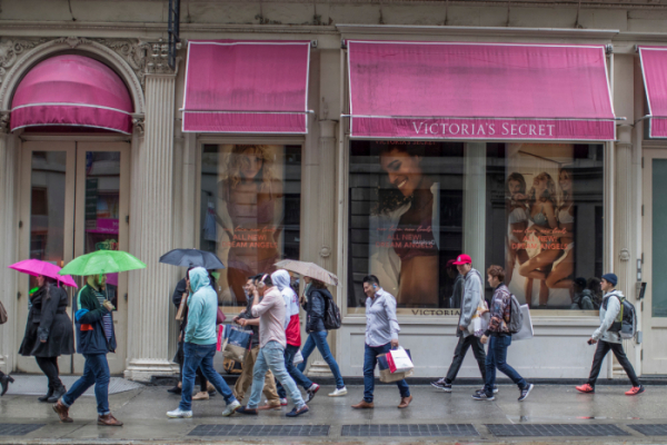 ▲FILE- In this April 4, 2018, file photo, shoppers walk past the Victoria's Secret store on Broadway in the Soho neighborhood of New York. On Monday, April 30, the Commerce Department issues its March report on consumer spending.  (AP/뉴시스)