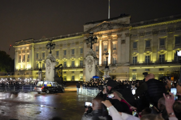 ▲13일(현지시간) 엘리자베스 2세 여왕의 관이 영국 런던 버킹엄궁으로 들어가고 있다. 런던/AP뉴시스 