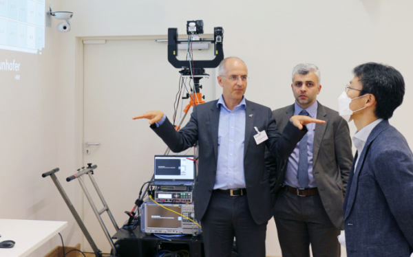 ▲독일 베를린에 위치한 프라운호퍼 하인리히-헤르츠 연구소에서 LG전자 CTO 김병훈 부사장(사진 오른쪽 끝)이 현지 관계자와 6G 기술에 대해 논의하고 있다. (사진제공=LG전자)