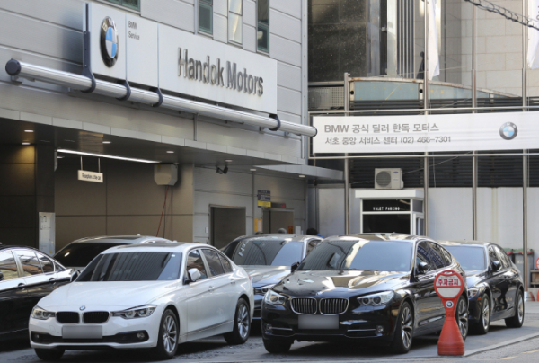 ▲서울 BMW 딜러사 서비스센터에 입고된 차량들이 세워져 있다. (뉴시스)