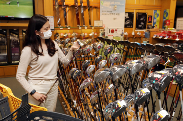 ▲이마트 성수점 골프 매장에서 고객이 골프용품을 보고 있다(사진제공=이마트)