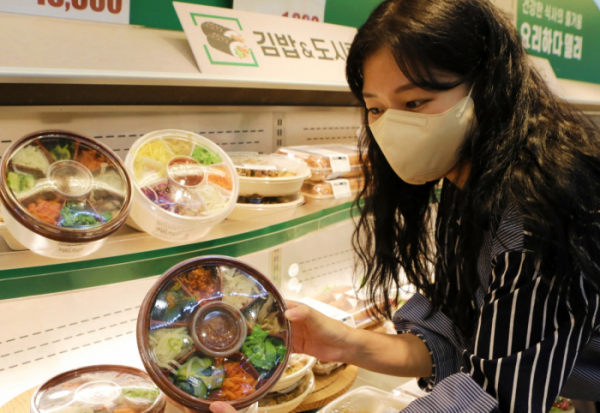 ▲고객이 서울역점 델리코너에서 비빔밥 도시락을 쇼핑하고 있다.  (롯데마트)