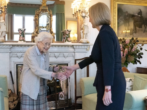 ▲리즈 트러스 영국 총리가 6일(현지시간) 스코틀랜드 밸모럴성에서 엘리자베스 2세 영국 여왕을 만나 악수하고 있다. (AP/연합뉴스)
