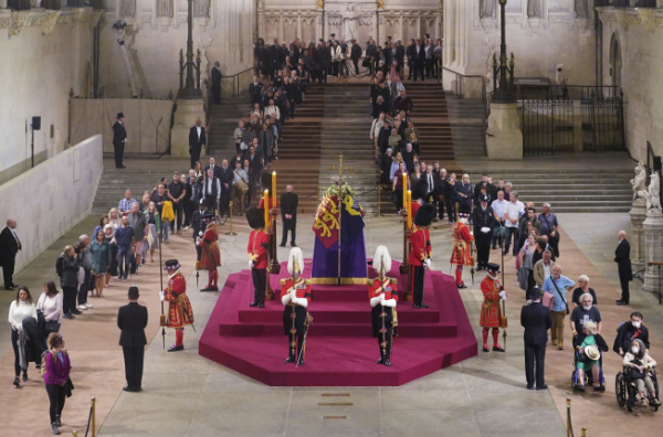 ▲14일(현지시간) 일반 시민들이 영국 런던 의회 건물 내 웨스트민스터 홀에 안치된 엘리자베스 2세 여왕을 조문하고 있다. 런던/AP뉴시스 