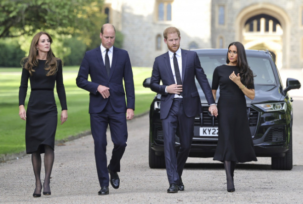 ▲왼쪽부터 캐서린 왕세자빈과 윌리엄 왕세자, 해리 왕자와 메건 마클 왕자비가 10일(현지시간) 엘리자베스 2세 영국 여왕 추모객들을 만나기 위해 영국 런던 교외의 윈저성에서 나오고 있다. 런던/AP뉴시스
