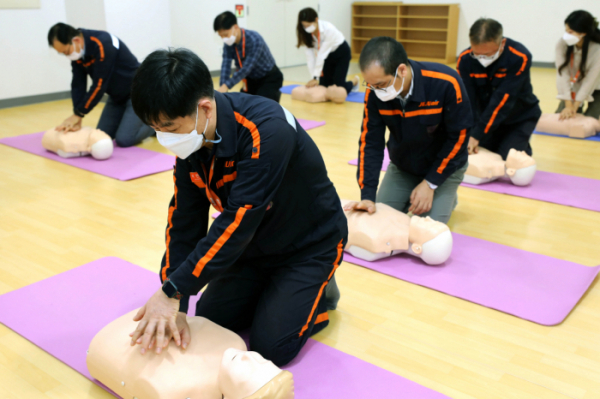 ▲제주항공 임직원들이 지난 15일 서울시 강서구 항공지원센터 힐링존에서 심폐소생술을 배우고 있다. (사진제공=제주항공)
