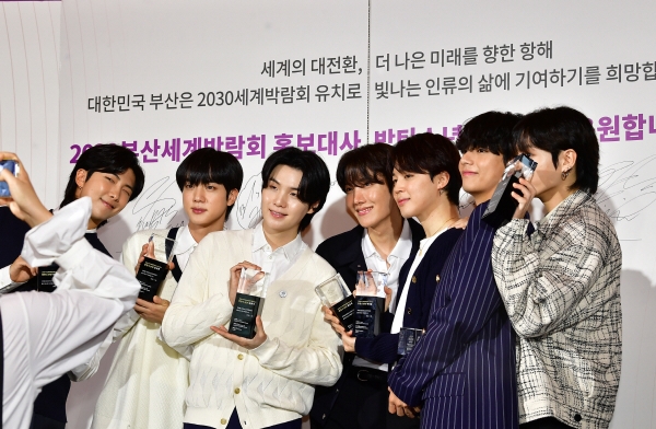 ▲BTS(방탄소년단)이 지난 7월 서울 용산 하이브에서 ‘2030부산세계박람회‘ 홍보대사로 위촉된 뒤 기념촬영을 하고 있다.
 (뉴시스)