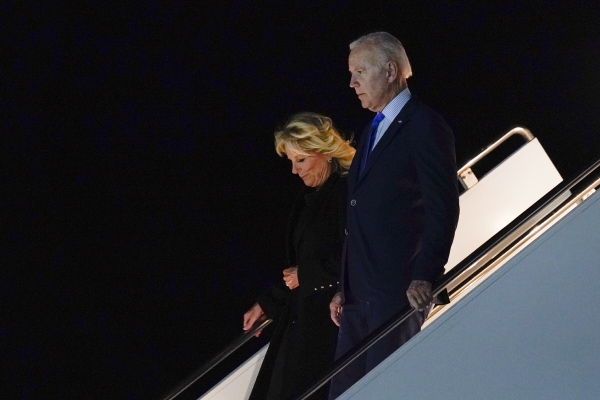▲조 바이든 미국 대통령과 질 바이든 여사가 17일(현지시간) 에어포스원에서 내리고 있다. 런던/AP뉴시스
